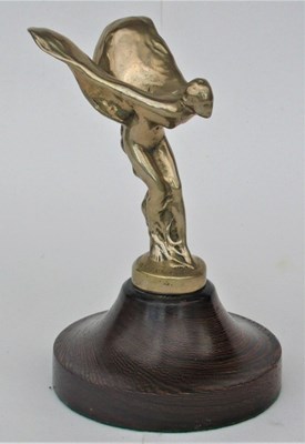 Lot 43 - A Bentley forward leaning winged ‘B’ motor mascot