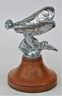 Lot 45 - A backward leaning Bentley winged ‘B’ motor mascot