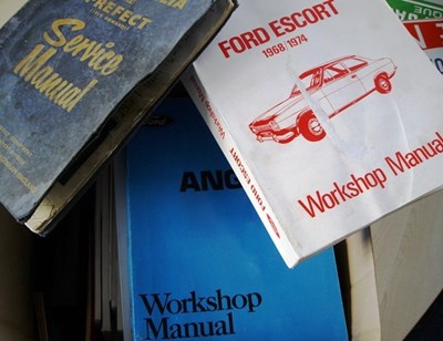 Lot 1 - A box of Ford manuals