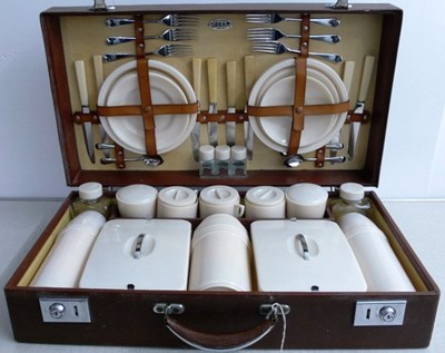 Lot 26 - An original 1950s/1960s six person picnic set by Sirram